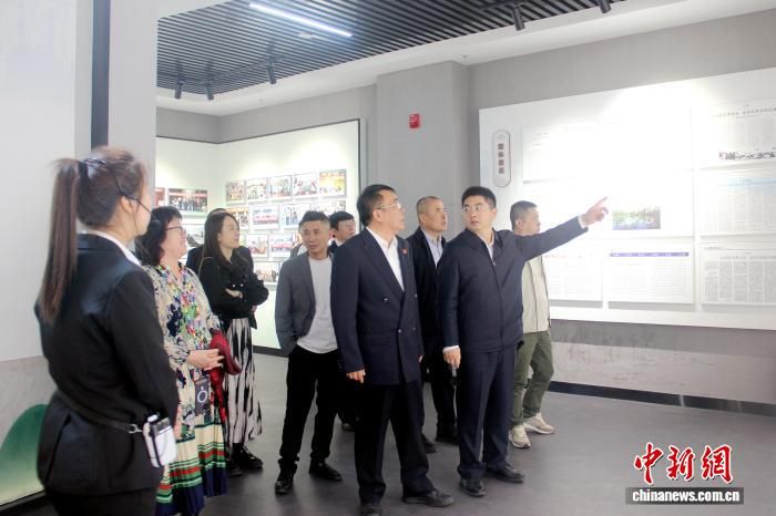 图为海外侨领在安康学院参观。阿琳娜 摄 图为海外侨领在安康学院参观。阿琳娜 摄