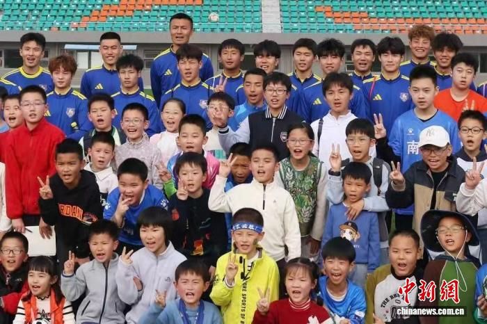 4月1日,正值南京市中小学春假首日,2026江苏省城市足球联赛(“苏超”)南京队在南京市体育训练中心举办足球训练亲子开放日活动,邀请百组家庭走进专业训练场地,近距离观摩球队日常训练,感受足球运动魅力。图为“苏超”南京队球员与孩子们合影。中新网记者 泱波 摄 4月1日,正值南京市中小学春假首日,2026江苏省城市足球联赛(“苏超”)南京队在南京市体育训练中心举办足球训练亲子开放日活动,邀请百组家庭走进专业训练场地,近距离观摩球队日常训练,感受足球运动魅力。图为“苏超”南京队球员与孩子们合影。中新网记者 泱波 摄