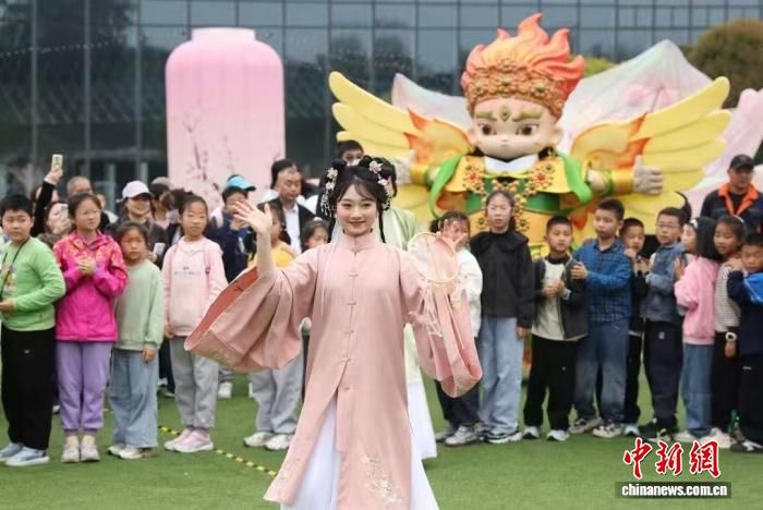 4月2日,孩子们在南京大报恩寺遗址博物馆春日文化盛会中观看演员表演。中新网记者 泱波 摄 4月2日,孩子们在南京大报恩寺遗址博物馆春日文化盛会中观看演员表演。中新网记者 泱波 摄