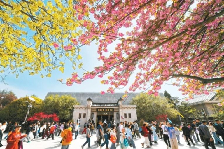 游客在秦始皇帝陵博物院参观游览 通讯员 张天柱 记者 李明 摄 游客在秦始皇帝陵博物院参观游览 通讯员 张天柱 记者 李明 摄