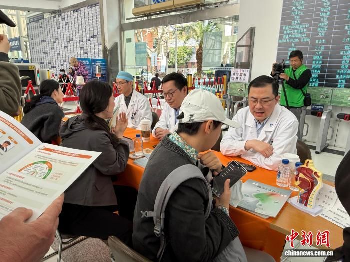 专家为民众开展健康咨询。中新网记者 陈静 摄 专家为民众开展健康咨询。中新网记者 陈静 摄