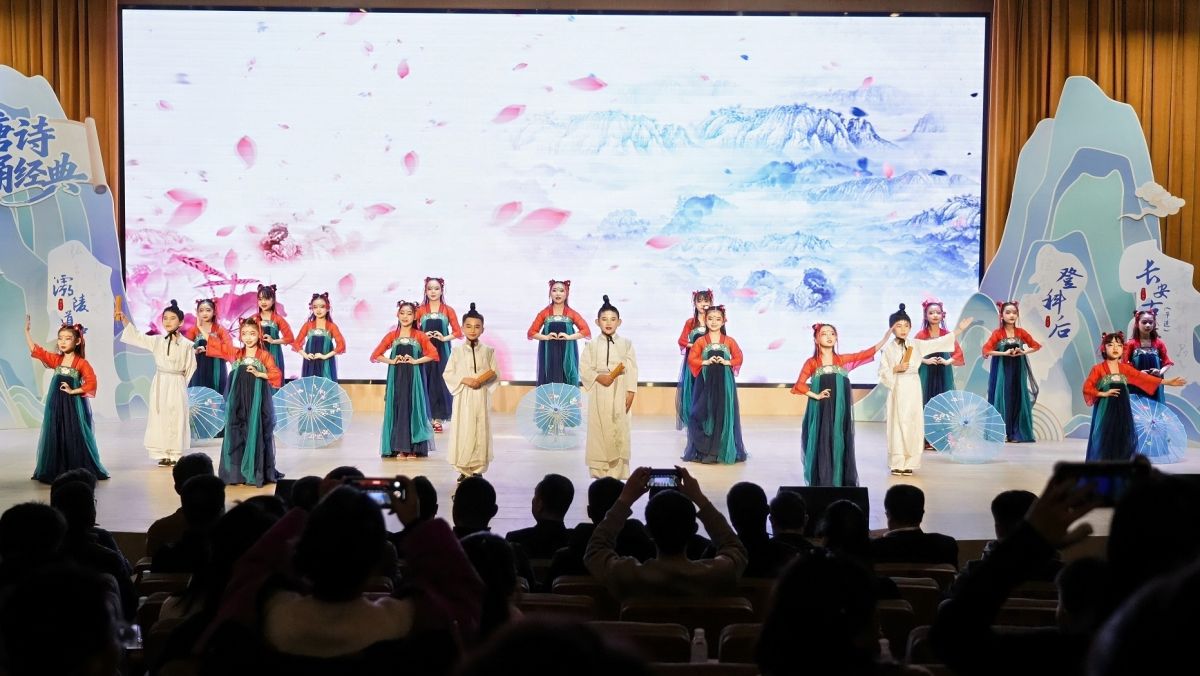 ���ڳ��������й������л������ж���ᡱ����������ʫƪ���л������ж����(������)����վ��չ��(������� ��Բ�� ��)