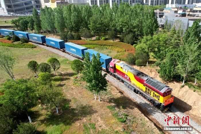 4��23�գ�һ������45����װ�������г��������������ʸ�վʻ���������人���߸ۣ�������󽫻��˰��ֺ���������̫�ָۣ����־������������ˮ���ˡ�һ���ơ�������ʽ���С�ͼΪ����ʻ�����ʸ�վ��(���˻���Ƭ) ��������� ��Զ ��