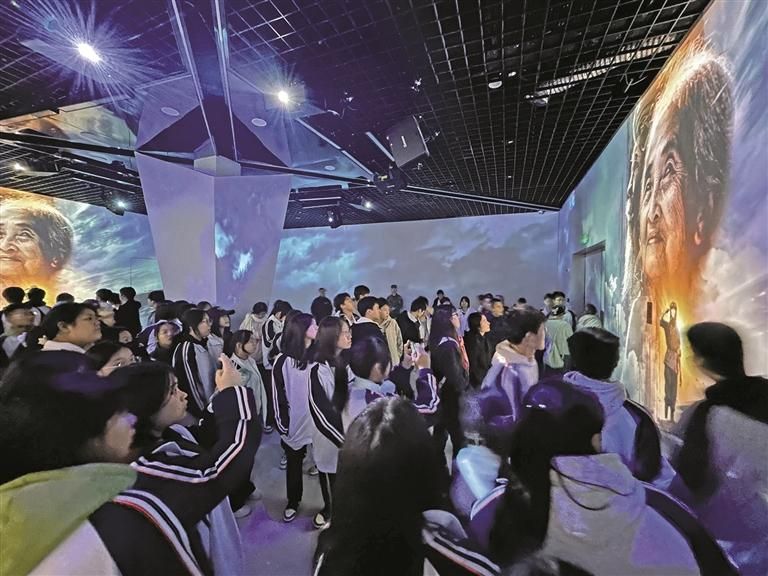 沉浸式光影秀《照金烽火》全景式、立体化还原了薛家寨保卫战中革命先辈英勇奋战、视死如归的悲壮场景(资料照片)。 受访单位供图 沉浸式光影秀《照金烽火》全景式、立体化还原了薛家寨保卫战中革命先辈英勇奋战、视死如归的悲壮场景(资料照片)。 受访单位供图