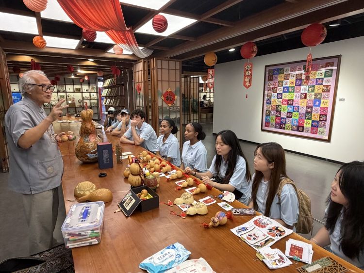 留学生们在了解关中葫芦刻画(西安工业大学供图) 留学生们在了解关中葫芦刻画(西安工业大学供图)