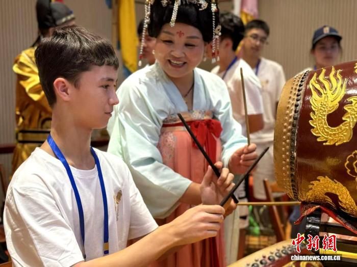 图为华裔青少年在学习演奏西安鼓乐。杨英琦 摄 图为华裔青少年在学习演奏西安鼓乐。杨英琦 摄