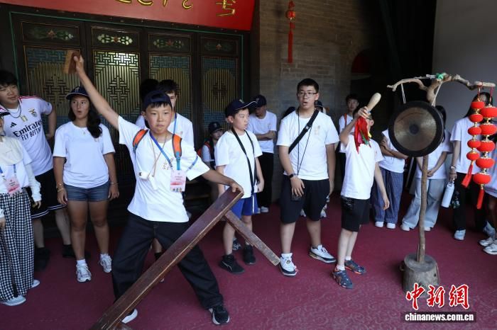 图为华裔青少年在学习华阴老腔演奏乐器。吴西檬 摄 图为华裔青少年在学习华阴老腔演奏乐器。吴西檬 摄