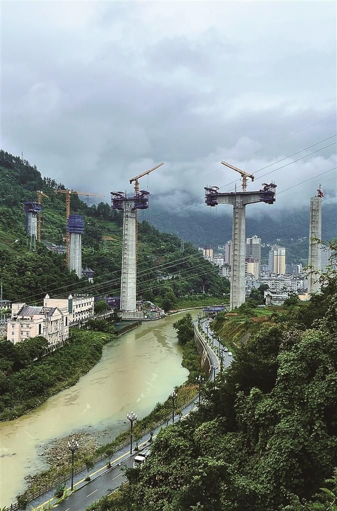 西渝高铁岚河特大桥隶属西渝高铁康渝段3标段,坐落于安康市岚皋县城关镇,由中铁十四局集团承建、西成客专陕西公司建设,是西渝高铁陕西段重难点控制性工程、陕西境内最高桥梁工程。图为8月2日拍摄的大桥建设现场。 杨光 摄 西渝高铁岚河特大桥隶属西渝高铁康渝段3标段,坐落于安康市岚皋县城关镇,由中铁十四局集团承建、西成客专陕西公司建设,是西渝高铁陕西段重难点控制性工程、陕西境内最高桥梁工程。图为8月2日拍摄的大桥建设现场。 杨光 摄