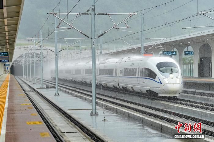 8��13�գ��������壬�����������鶯����ͨ��ţ����վ����������� ��Զ ��