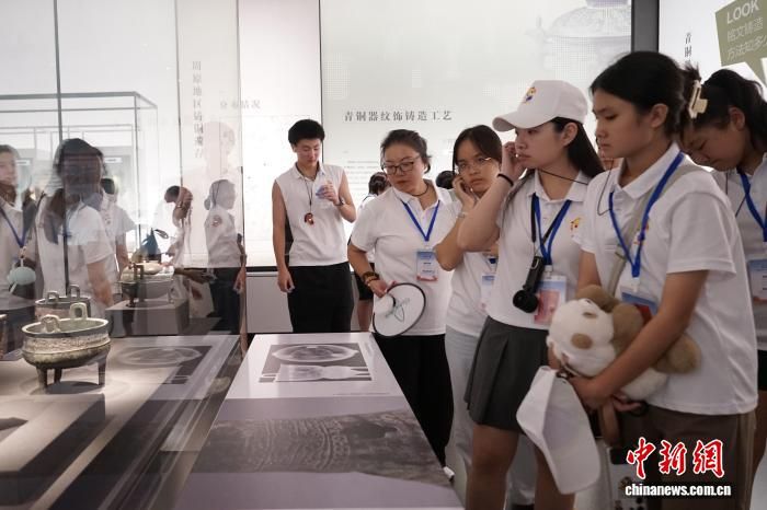 图为华裔青少年参观宝鸡青铜器博物院。 胡捷 摄 图为华裔青少年参观宝鸡青铜器博物院。 胡捷 摄