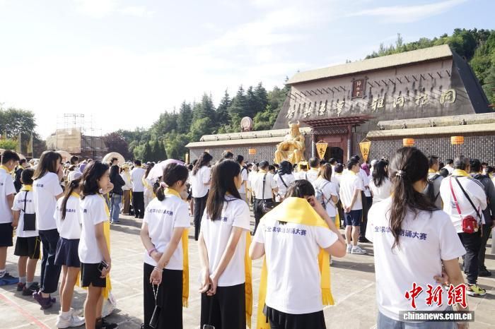 图为华裔青少年参加拜谒炎帝神农典礼。 相尹哲 摄 图为华裔青少年参加拜谒炎帝神农典礼。 相尹哲 摄