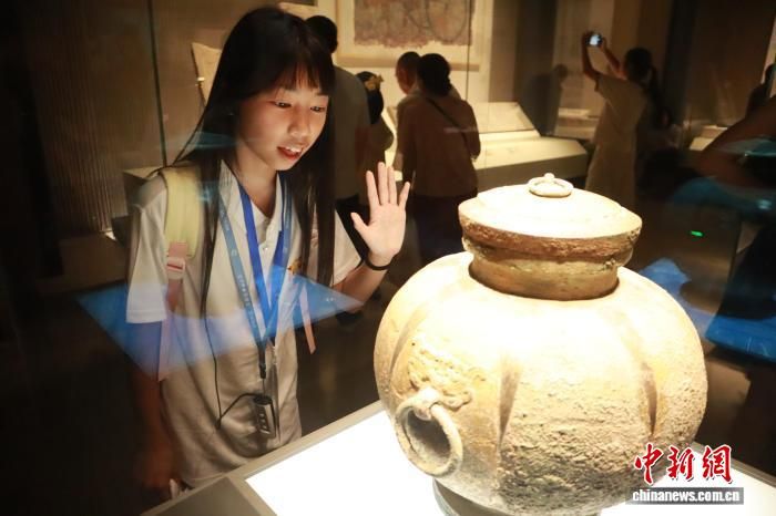8月11日,华裔少年在陕西历史博物馆内观察文物。 李一璠 摄 8月11日,华裔少年在陕西历史博物馆内观察文物。 李一璠 摄