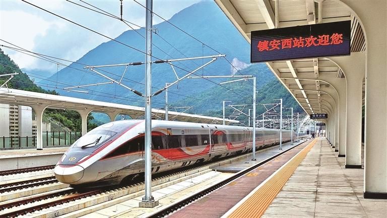 8月20日,西康高铁正式进入按图试运行阶段。图为55301次试运行动车组列车快速驶过镇安西站。 8月20日,西康高铁正式进入按图试运行阶段。图为55301次试运行动车组列车快速驶过镇安西站。