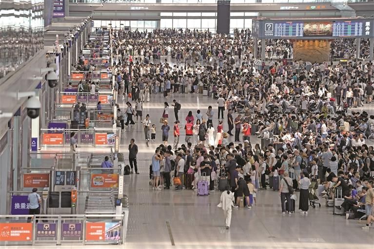 图为西安北站候车大厅(八月二十六日摄)。 尤艇摄 图为西安北站候车大厅(八月二十六日摄)。 尤艇摄