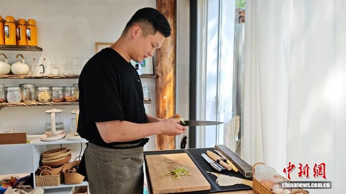 台湾青年陈又峥近日在西安市栗峪口村的“有杏山集”餐厅内备菜。 中新社记者 党田野 摄 台湾青年陈又峥近日在西安市栗峪口村的“有杏山集”餐厅内备菜。 中新社记者 党田野 摄