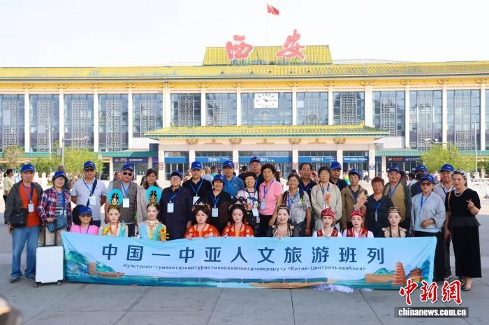 图为旅客出发前合影。张远 摄 图为旅客出发前合影。张远 摄