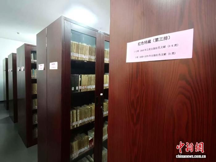图为延安大学图书馆里的红色特藏。阿琳娜 摄 图为延安大学图书馆里的红色特藏。阿琳娜 摄