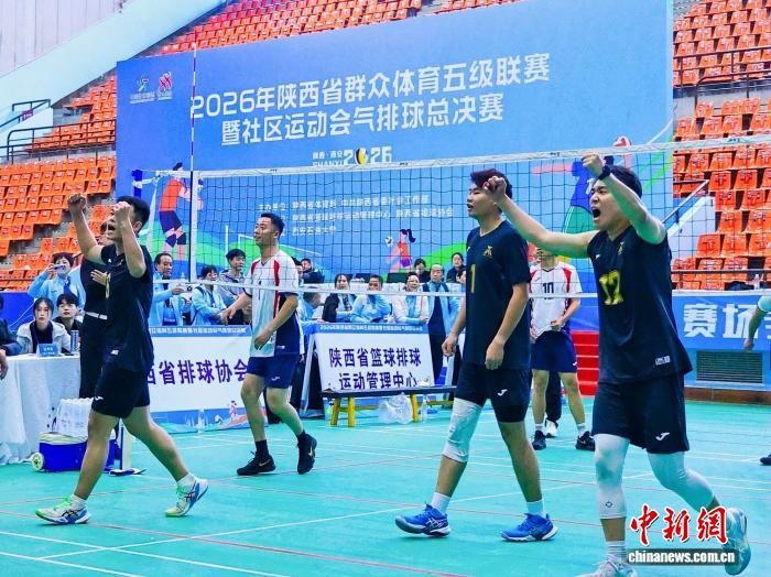 图为参赛队员在场上庆祝胜利。赛事组委会供图 图为参赛队员在场上庆祝胜利。赛事组委会供图
