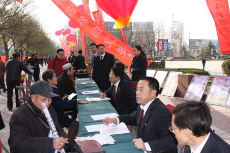 12·4渭南检察院走上街头进行法制宣传