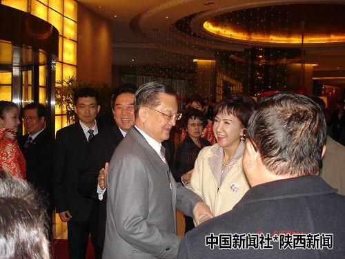 连战抵达西安参加黄帝陵祭祖 陈云林在机场迎