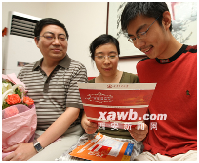 西安首份录取通知书昨送达 市邮政局提醒查询