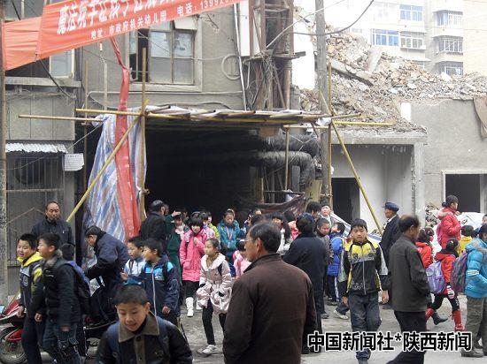 铜川矿务局小学千余名小学生胆战心惊穿越危楼