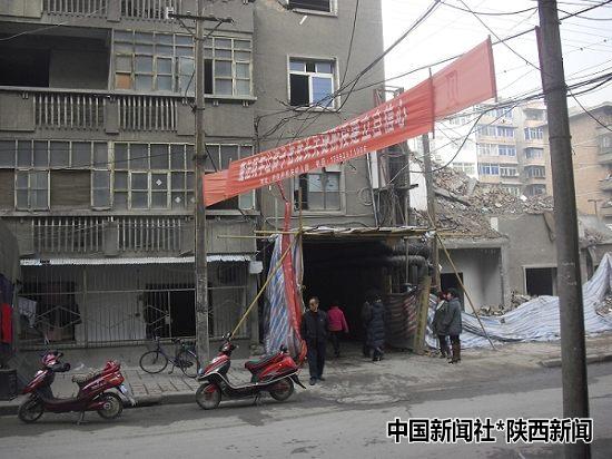 铜川矿务局小学千余名小学生胆战心惊穿越危楼