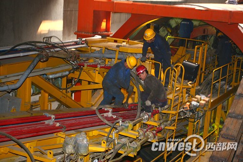 西安地铁1号线盾构机下井 力争2013年全线通