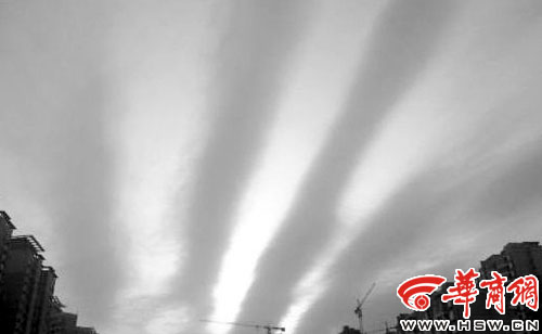 天空出现五指云网友担心要地震 专家:是降雨前兆