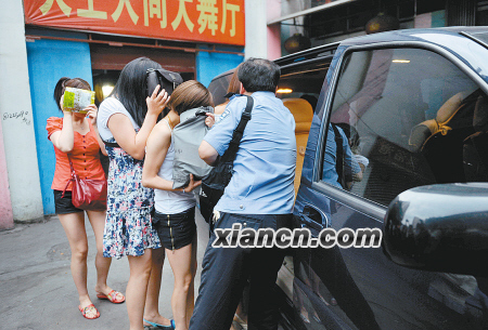 警方突查西门外天上人间 抓获22名涉黄女
