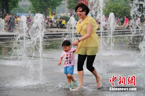 家书十字绣 西安90后母亲节演绎另类祝福