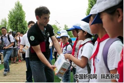 小学生态日:电话行动掀世园绿色世界思源招生牛奶风暴的图片
