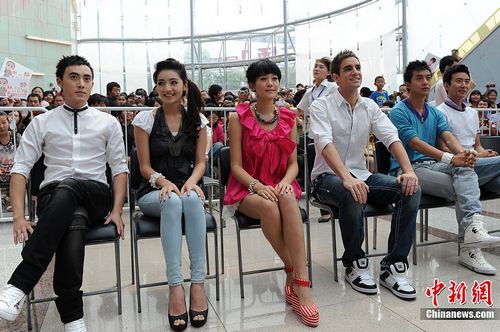 《新还珠格格》剧组西安见面会场面火爆(组图