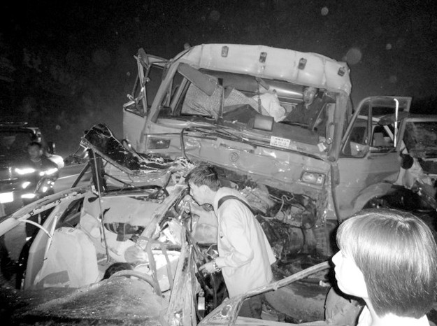 西铜高速30车连环相撞 货车司机称突然没刹车