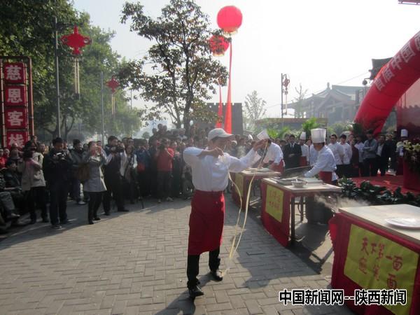 面食文化节上面食师傅展绝活 唤起民俗乐趣