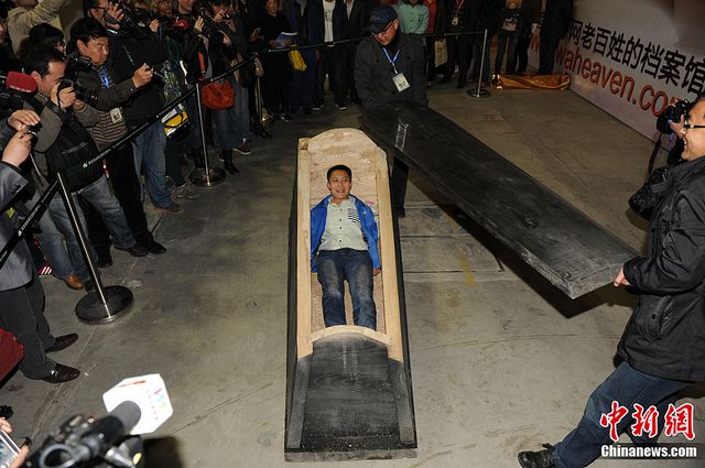 西安殡葬博览会 模特棺材旁上演人体彩绘(组图
