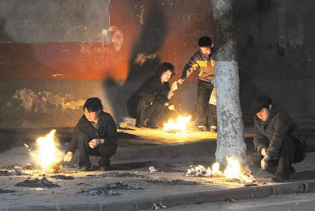 未央区烟火冲天纸灰飞扬 烧纸烧到区政府门口