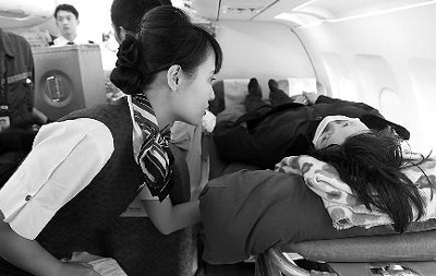 汉中女孩西藏遇车祸 航空公司改装客机为生命