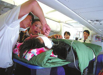 汉中女孩西藏遇车祸 航空公司改装客机为生命