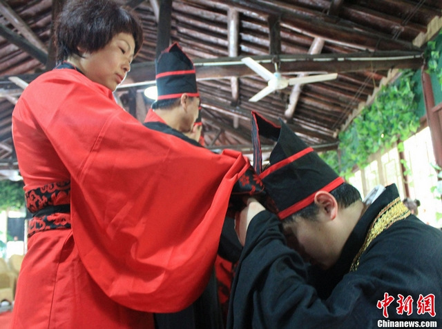 西安举行汉服成人礼 加冠祭酒穿越千年(图)