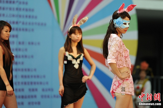 2012西安性博会开幕 模特展示性感内衣(组图)