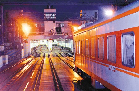 跨越陆地海洋 西安到海口首趟列车昨日抵达