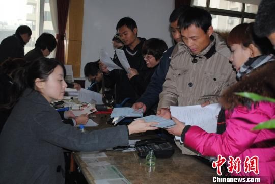 网络吉日受年轻人追捧引发结婚领证热潮(图)