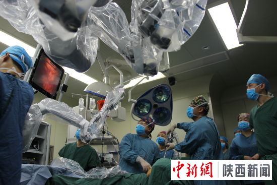 西安交大一附院 达芬奇 手术机器人完成首秀-中