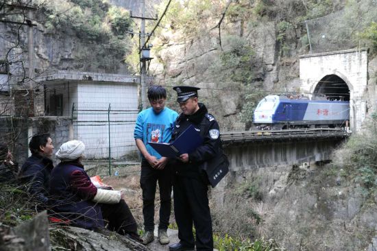 新春走基层:铁路民警到我家-中新网陕西新闻