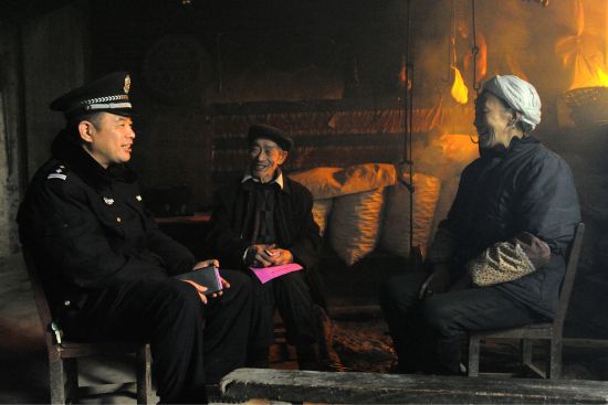 新春走基层:铁路民警到我家-中新网陕西新闻