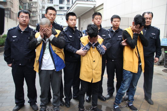 网吧工作人员将遗失身份证出售 3名嫌疑人被抓