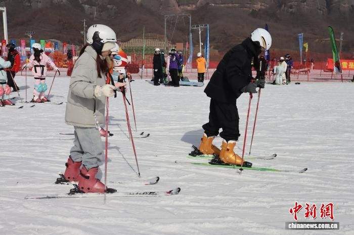 1��27�գ�̨������������ͭ���ս���ʻ�ѩ��ѧϰ��ѩ������һ�[ ��