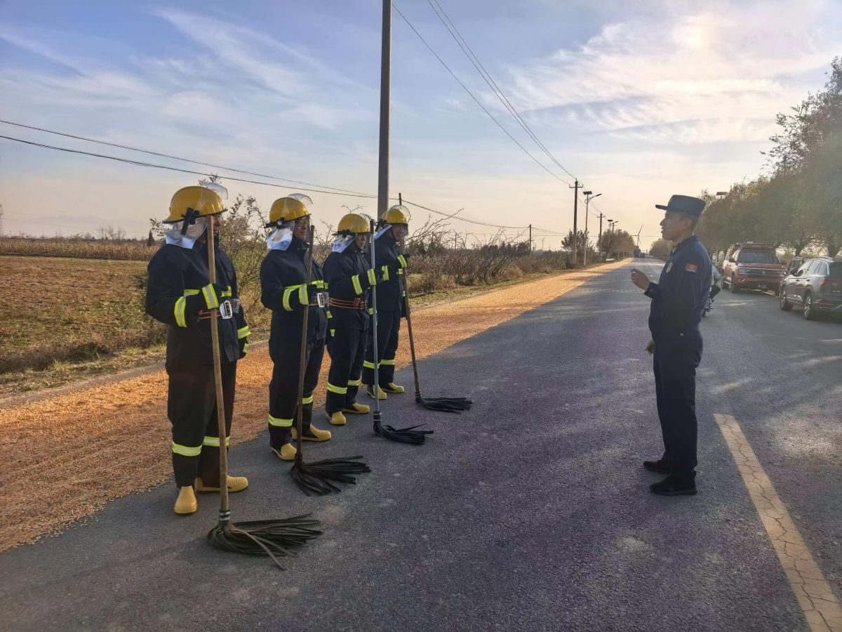 ����־Ը��������ӿ�չ�ճ�ѵ����