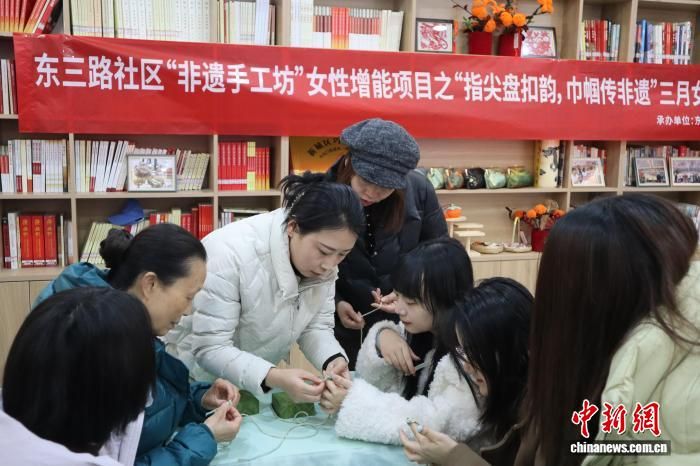 ͼΪ��������һ�����ڣ���Ů����ѧϰ�̿��������ա� ��һ�[ ��